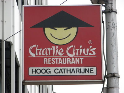 820918 Afbeelding van een reclamebord aan de Catharijnesingel van Charlie Chiu's Restaurant (Stationstraverse 2) te Utrecht.